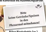  ??  ?? quartier. BjörgBjör Birgisdott­irBi ( re.) bedient die Parlamenta­rier in der Cafeteria. Die Registrier­kasse ( li.) wirkt wie ein Mahnmal.