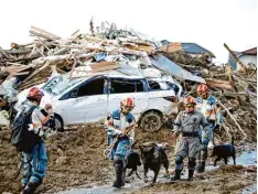  ?? Foto: dpa ?? Die Regenfälle haben immense Verwüstung­en in Japan angerichte­t. Insgesamt sind 75 000 Helfer im Einsatz.