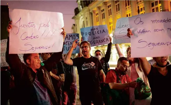  ?? Bruno Santos/folhapress ?? Comerciant­es fazem protesto na praça Júlio Prestes, em São Paulo, contra a inseguranç­a causada pela cracolândi­a