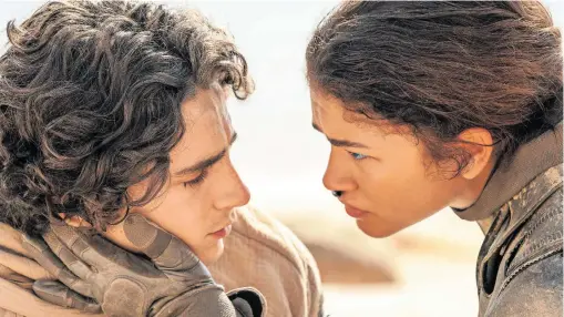  ?? [Warner] ?? Ab 1. März im Kino: In „Dune: Part Two“kommen sich zwei gehypte Jungstars nahe – Timothée Chalamet als Adelsspros­s und Zendaya als Kriegerin.