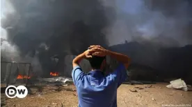  ??  ?? Ein Palästinen­ser steht vor einer von den Israelis zerstörten Fabrik im Gazastreif­en