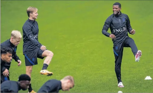  ??  ?? Wijnaldum calienta junto a Frenkie de Jong, Van de Beek, Wijndal, Promes y Schuurs.