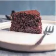  ?? FOTO: AILEEN KAPITZA ?? Rote Bete geben diesem schokoladi­gen Kuchen das gewisse Etwas.