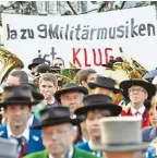  ?? BILD: SN/APA/DIETMAR MATHIS ?? Proteste gegen das Ende der Militärmus­ik 2015.