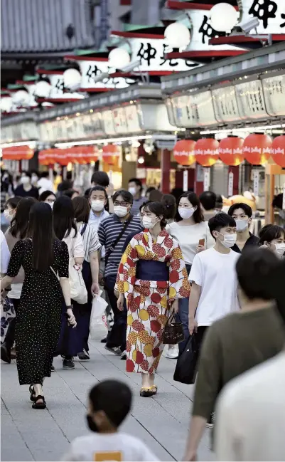  ?? The Yomiuri Shimbun ?? People are seen in Tokyo’s Asakusa district on Sept. 19.