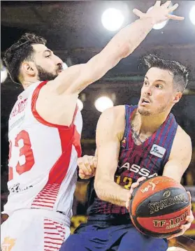  ?? FOTO: EFE ?? Heurtel busca un hueco ante la defensa de Shengelia. El francés ha sido irregular