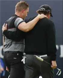  ?? BEN CURTIS, THE ASSOCIATED PRESS ?? Henrik Stenson may have won The Open Championsh­ip with a round for the ages, but it’s hard to say Phil Mickelson lost during Sunday’s epic round.
