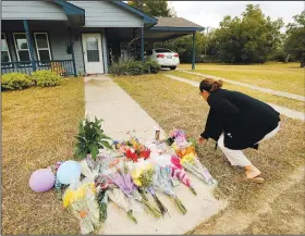  ?? AP/The Dallas Morning News/TOM FOX ?? Anastasia Gonzalez of Burleson, Texas, leaves flowers Tuesday on the sidewalk in front of Atatiana Jefferson’s home in Fort Worth.