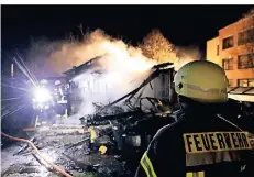  ?? FOTO: UWE MISERIUS ?? Nächtliche­r Einsatz der Feuerwehr auf dem Gelände des Kleingarte­nvereins Mathildenh­of.