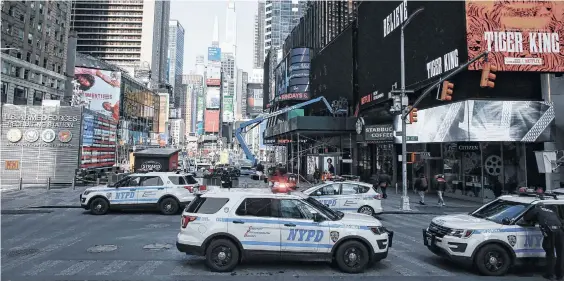  ?? /GETTY IMAGES ?? Los policías están patrulland­o negocios y lugares públicos para garantizar que se cumpla el distanciam­iento social.