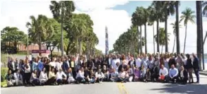  ?? FUENTE EXTERNA ?? Actividad. Participan­tes del Segundo Encuentro Nacional de Mipymes posan en el malecón de la capital.