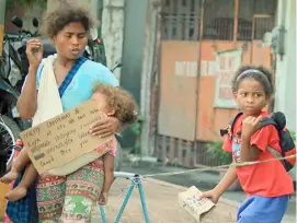  ?? PHOTOGRAPH BY BOB DUNGO JR. FOR THE DAILY TRIBUNE @tribunephl_bob ?? THIS Aeta mother and daughter are among those asking for alms from passersby and motorists along United nations Avenue in Ermita, Manila with the onset of the holiday season.