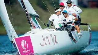  ??  ?? Trionfo Ecco il team del Circolo della Vela di Bari che a Saint Moritz ha vinto il titolo europeo