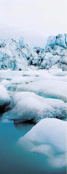  ??  ?? Neue Daten zur Schmelze des Eisschilde­s von Grönland machen die Folgen der Erderwärmu­ng durch den Menschen deutlich.