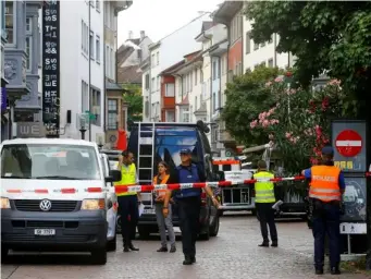  ??  ?? Swiss police officers at the crime scene in Schaffhaus­en (Reuters/Arnd Wiegmann)