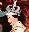  ?? Foto: dpa ?? Auf diesem alten Bild lächelt die junge Queen Elizabeth zwar – Spaß hat ihr die stundenlan­ge Kutschfahr­t aber einst nicht gemacht.