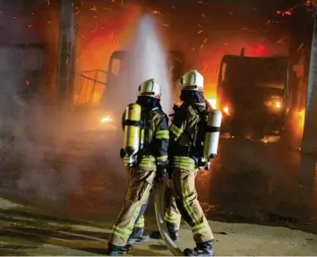 ?? Foto: Wilhelm Schmid ?? Lastwagen und Baumaschin­en in einer Balzheimer Firmenhall­e gingen in Flammen auf. Die Polizei geht von einem Schaden von gut einer Million Euro aus.