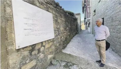  ?? ?? Der Historiker und Elcano-Experte Daniel Zulaika führt auf den Spuren des Seefahrers durch Getaria.