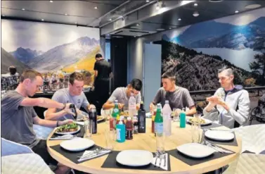  ??  ?? UNA PIÑA. Froome (izquierda) cena con sus compañeros del equipo Sky en su hotel de Nîmes.