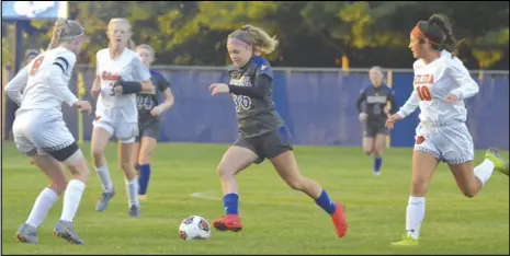  ?? Staff photo/ Jake Dowling ?? St. Marys’ Lilly Ankerman weaves through the Elida defense before scoring the first of her two first- half goals in a Western Buckeye League soccer match