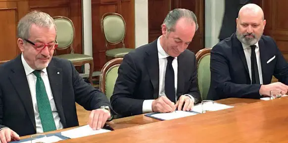  ??  ?? La firma Luca Zaia, al centro, firma l’intesa sull’autonomia insieme a Roberto Maroni (Lombardia, a sinistra) e Stefano Bonaccini (Emilia Romagna, a destra)