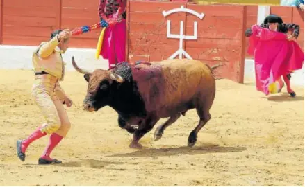  ?? ?? Sánchez Vara, digno, dejó este gran para al violín ente el serio ‘Picarazo’, lidiado en tercer lugar.