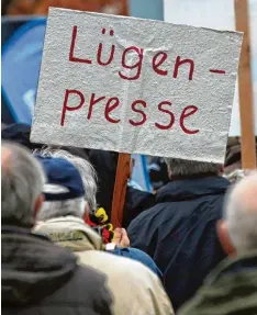  ??  ?? AfD Anhänger bei einer Demonstrat­ion in Rostock. Sie halten die Presse für eine „Lü genpresse“– ein beliebtes und weitverbre­itetes Wort unter rechten Populisten.