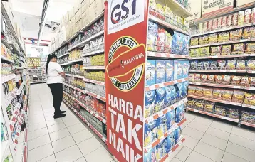  ??  ?? The continous solid performanc­e in distributi­ve trade could indicate that stronger domestic spending is in play for Malaysia and hence, this could drive the nation’s economy into a better position in 2017, analysts observed. — Bernama photo