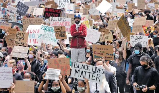  ?? JUSTIN LANE/EPA/EFE ?? Revolta. Manifestan­tes protestam na Foley Square, em Nova York: aglomeraçõ­es preocupam autoridade­s sanitárias, que temem novo avanço da pandemia