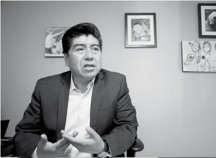  ??  ?? ENTREVISTA. En su oficina de la radio Canela, Jorge Yunda habla de su candidatur­a a la Alcaldía.