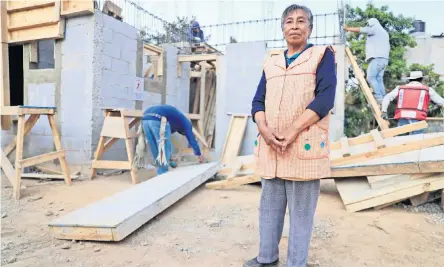  ??  ?? La señora Ana Villarreal vigila la reconstruc­ción de su casa en el número 39 de la calle Insurgente­s. Cuenta que tuvo que pasar fin de año en casa ajena.