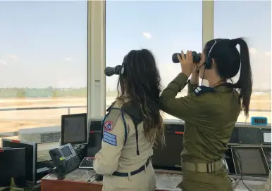  ?? (Anna Ahronheim) ?? SEC.-LT. Yuval Yanovsky and Sgt. Gil Katzir on shift at the Hatzor Air Force Base.