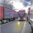  ?? FOTO: THOMAS FREY ?? Autobahnpa­rkplätze stehen oft voll, weil die Truckerfah­rer in den Kabinen übernachte­n müssen.