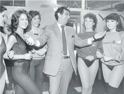  ?? AP ?? Junto a bailarinas y cantantes. Plácido Domingo en el New York’s Radio City Music Hall, en 1984.