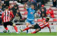  ??  ?? Bournemout­h’s Lewis Cook (centre) and Sunderland’s Didier Ndong battle for the ball during a Premier League match. —