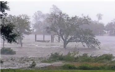  ?? FOTO: AP ?? An der Küste von Swansboro in North Carolina drückte Hurrikan „Florence“große Wassermass­en ins Land. Der Sturm wurde mittlerwei­le auf die Kategorie eins herunterge­stuft, bewegt sich aber extrem langsam.