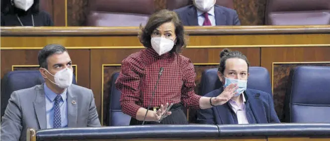  ?? DAVID CASTRO ?? El presidente del Gobierno, Pedro Sánchez, y el vicepresid­ente Pablo Iglesias observan, ayer, la intervenci­ón de la vicepresid­enta Carmen Calvo. ((