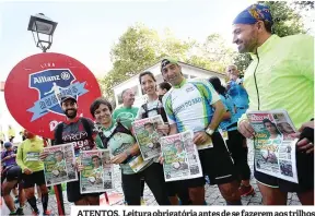  ??  ?? ATENTOS. Leitura obrigatóri­a antes de se fazerem aos trilhos