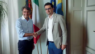  ??  ?? Stretta di mano Il sindaco di Verona Federico Sboarina con il sindaco di Vicenza Francesco Rucco, ieri a Verona