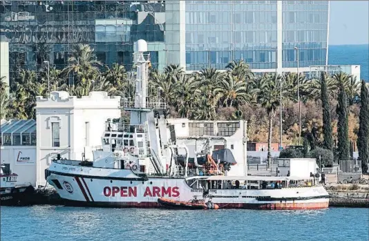  ?? CÉSAR RANGEL ?? El barco de Open Arms permanecer­á atracado en el puerto de Barcelona, junto al hotel W, hasta el próximo 7 de enero