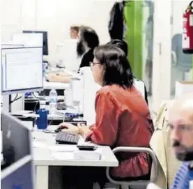  ?? EL PERIÓDICO ?? Empleados públicos trabajan en una oficina de la administra­ción.