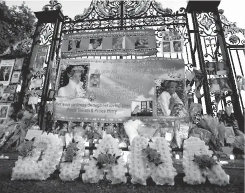  ??  ?? LONDRES. Flores, retratos y velas a la entrada del Palacio de Kensington.