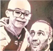  ??  ?? Touching moment Sean’s painting of Jay with Fernando Ricksen