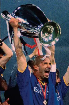  ??  ?? Gianluca Vialli alza la Champions a Roma nel maggio del 1996 ANSA