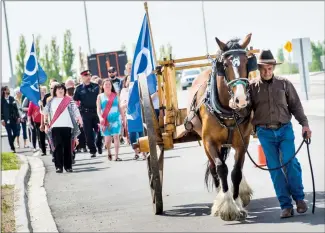  ?? Herald photo by Ian Martens ?? Larry Canfield leads a horse drawn Red River Cart and a procession of guests and dignitarie­s following the ribbon cutting Friday morning as part the official grand opening of Métis Trail. @IMartensHe­rald