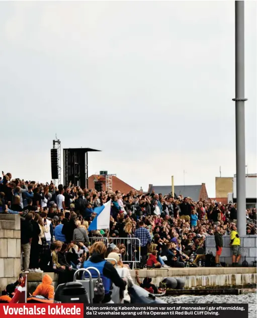  ??  ?? Vovehalse lokkede Kajen omkring Københavns Havn var sort af mennesker i går eftermidda­g, da 12 vovehalse sprang ud fra Operaen til Red Bull Cliff Diving.