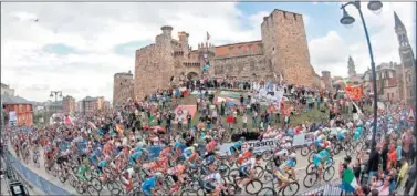  ??  ?? EL CASTILLO. El pelotón de 2014, a su paso por uno de los monumentos más emblemátic­os de Ponferrada.