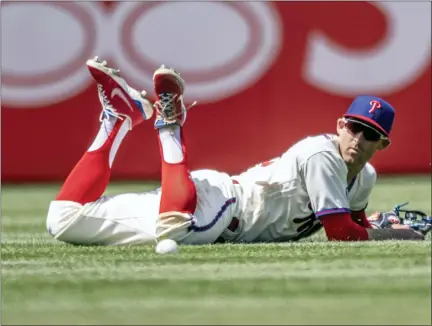  ?? LAURENCE KESTERSON — THE ASSOCIATED PRESS ?? Philadelph­ia Phillies second baseman Brad Miller looks at the ball he misplayed during the fifth inning of a baseball game Wednesday in Philadelph­ia.