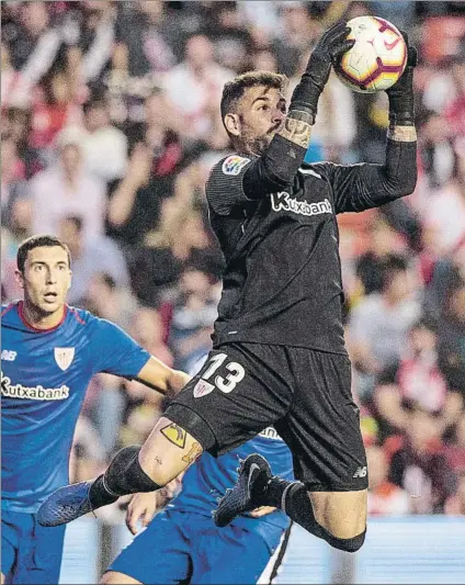  ?? FOTO: EFE ?? Con seguridad Herrerín atrapa un balón por alto en el partido de la pasada semana en el estadio de Vallecas