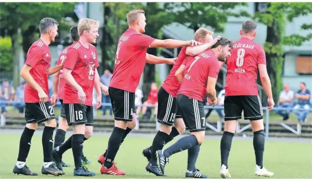  ?? FOTO: JÖRG SCHIMMEL ?? In der Hinrunde ein seltenes Bild, im Saison-endspurt fast Gewohnheit: jubelnde Glückauf-spieler.